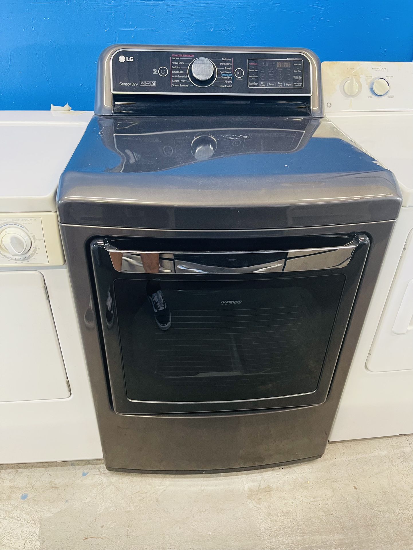 New scratch and dent lg dryer never been used has steamer Price 495 Retail price is $1500