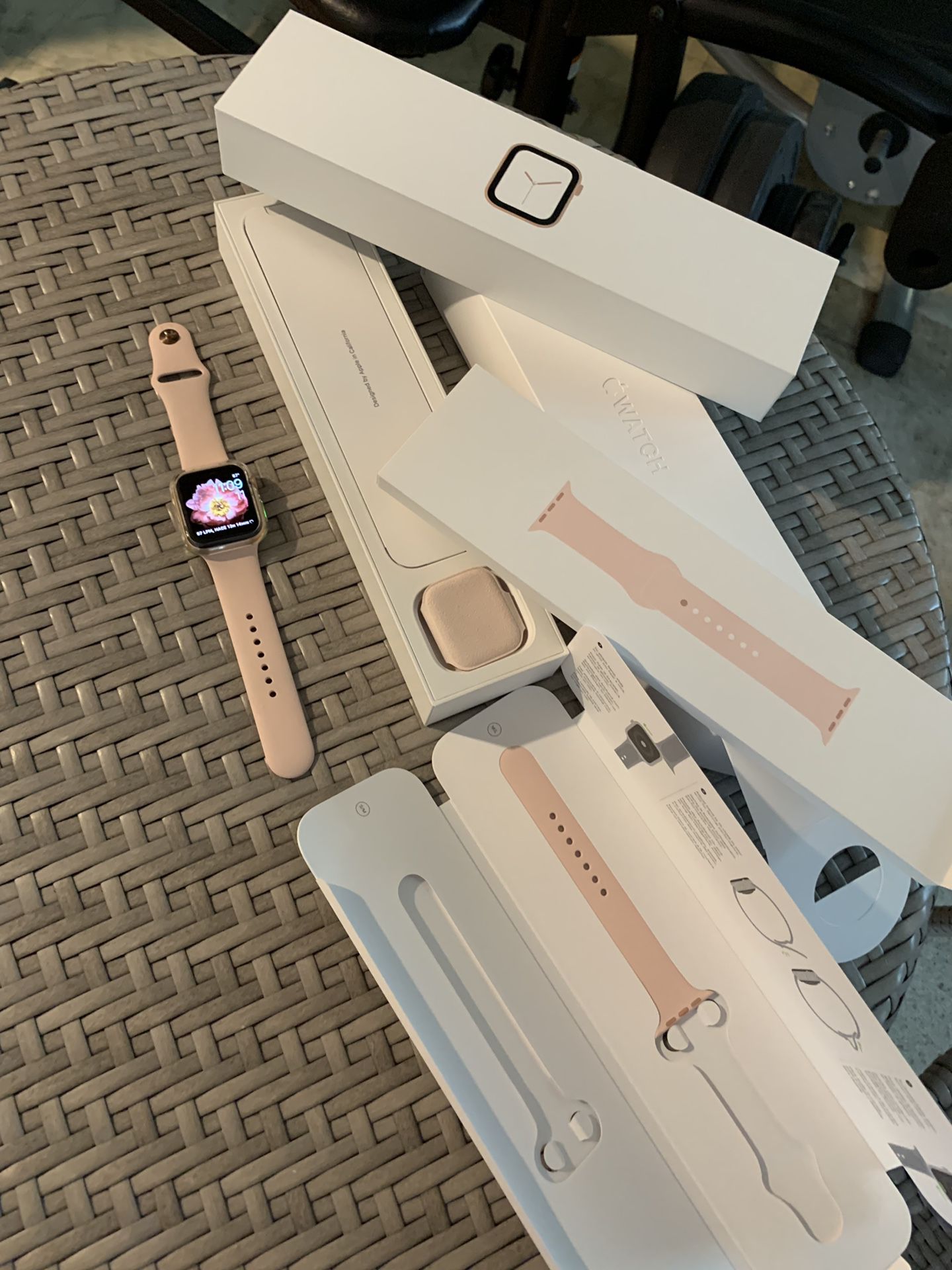 Apple Watch series 4 44mm like new minimum price 370 no asking for low price thanks