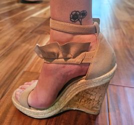 Size 6 cork wedge, tan