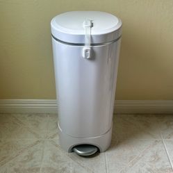 Munchkin STEP Diaper Pail with Removable Child Latch
