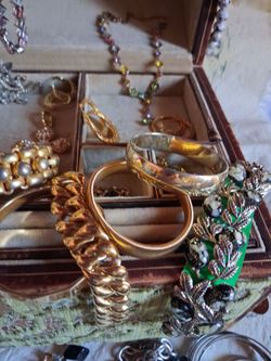 Vintage jewelry LOT  6 necklace, 8 bracelets, , 3 Brooches, 3 pair earrings