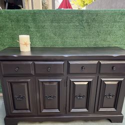 BEAUTIFUL WOOD CREDENZA  /COFFEE BAR  /ENTRYWAY  200$  Obo 