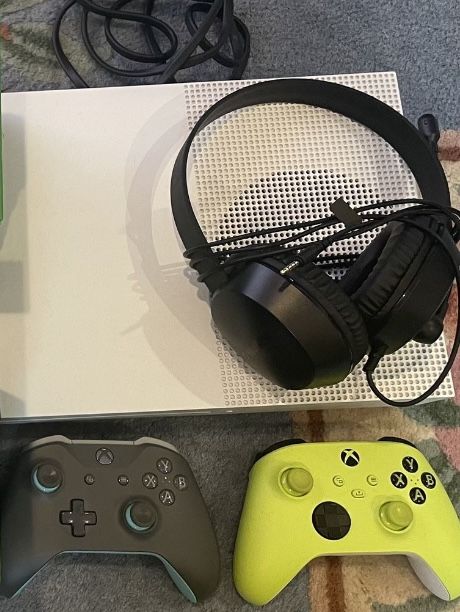 Xbox One S, 2 Wireless Controllers, Gamestop Headphones