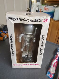 Rare authentic 2003 MTV VIDEO MUSIC AWARDS MOONMAN IN PACKAGE