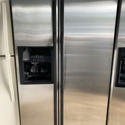 Whirlpool Refrigerator 33W69H Everything Works Good 1 Month Warranty delivery Available 