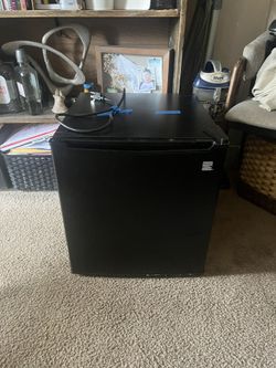 Kenmore Mini Fridge (Black)