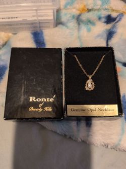 Ronte' of Beverly Hills Genuine Opal Necklace w/Gold Tone Chain 17”L