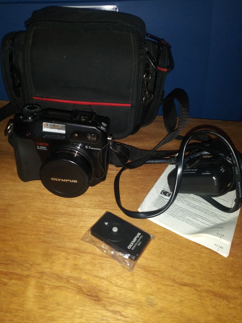 Olympus C-5060 digital camera with remote and case
