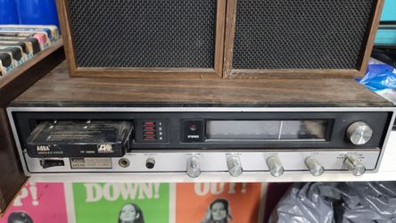 Old esterio con vecinas y cartuchos de música