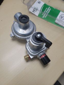 Automatic changeover propane regulator