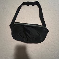 Black zipper fanny pack