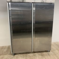 COMMERCIAL REFRIGERATOR 