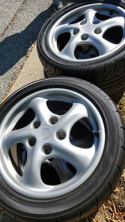 Porsche rim and tires