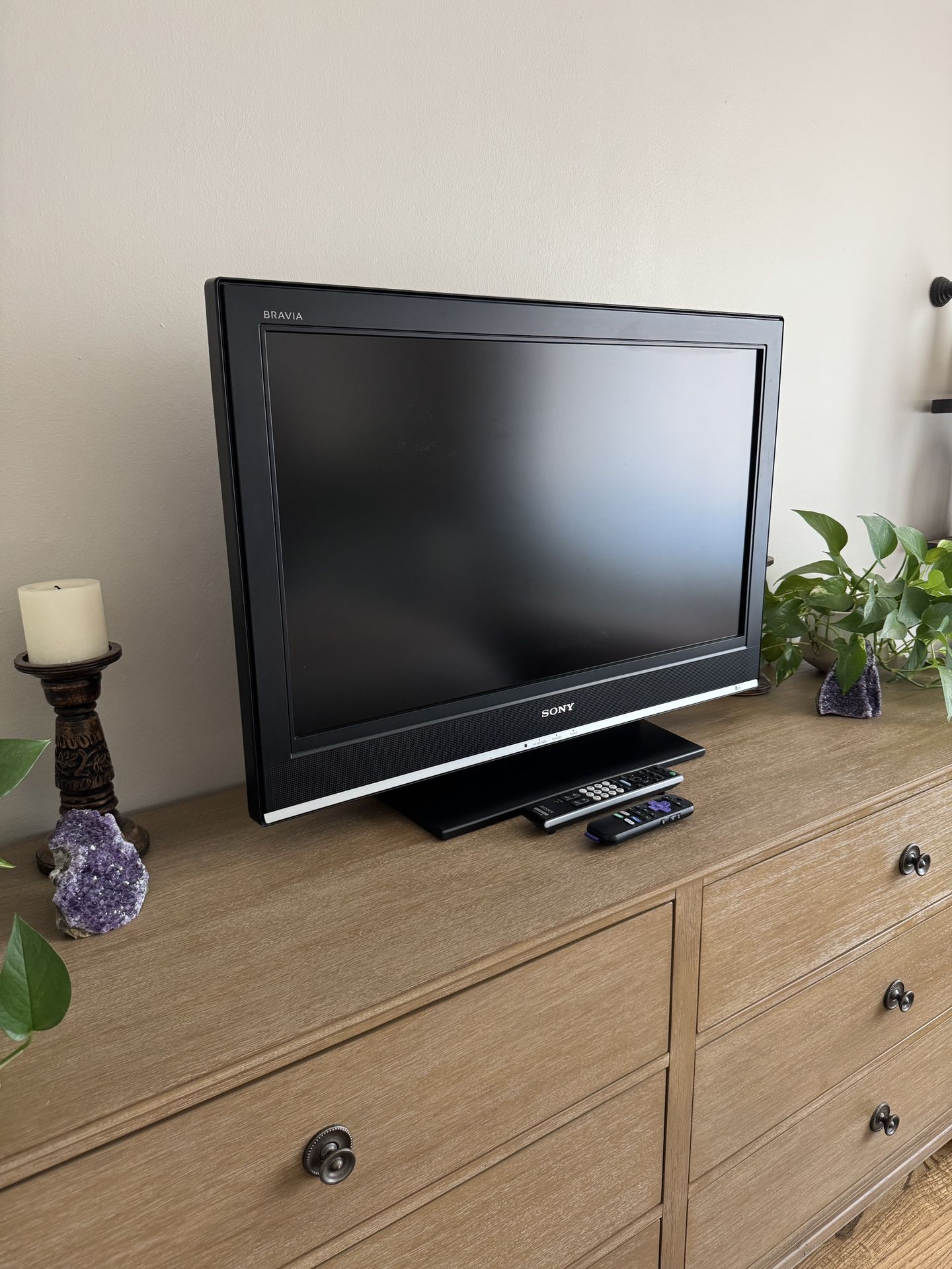 Sony 32” TV With Built In Speakers & Roku Device