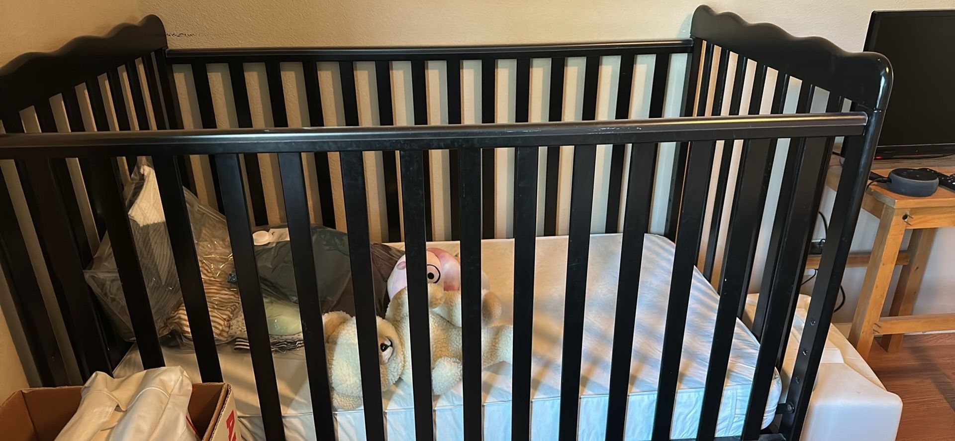 Black crib with matteress