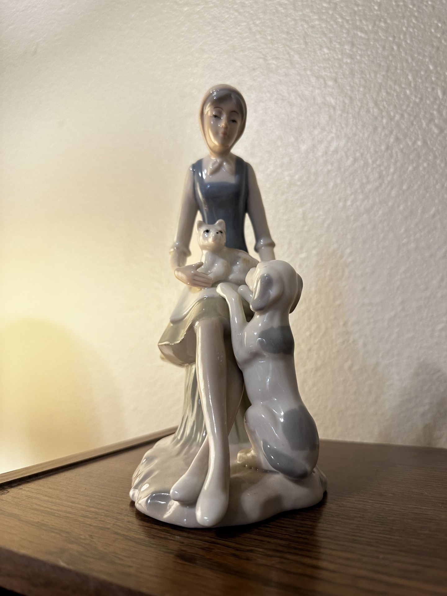 Llardo “Divan Royale”Porcelain “Girl With Dogs Sitting On A Bench”