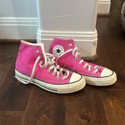 $5 Like New Pink Chuck Taylor’s Size 9