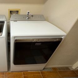 Maytag Bravos XL dryer (gas) in white. 