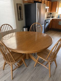Oak kitchen table w/4 chairs