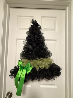 Halloween wreath witch hat
