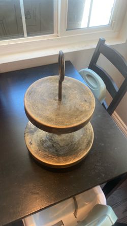 2 tier metal cupcake tray