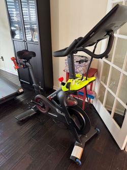 2024 Peloton Bike 3rd Gen Excellent Condition with Shoes and Weights - Hendersonville, TN