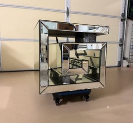 Glass mirror cubed table