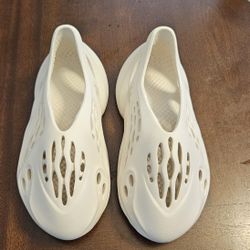  adidas Yeezy Foam RNNR SIZE 4 