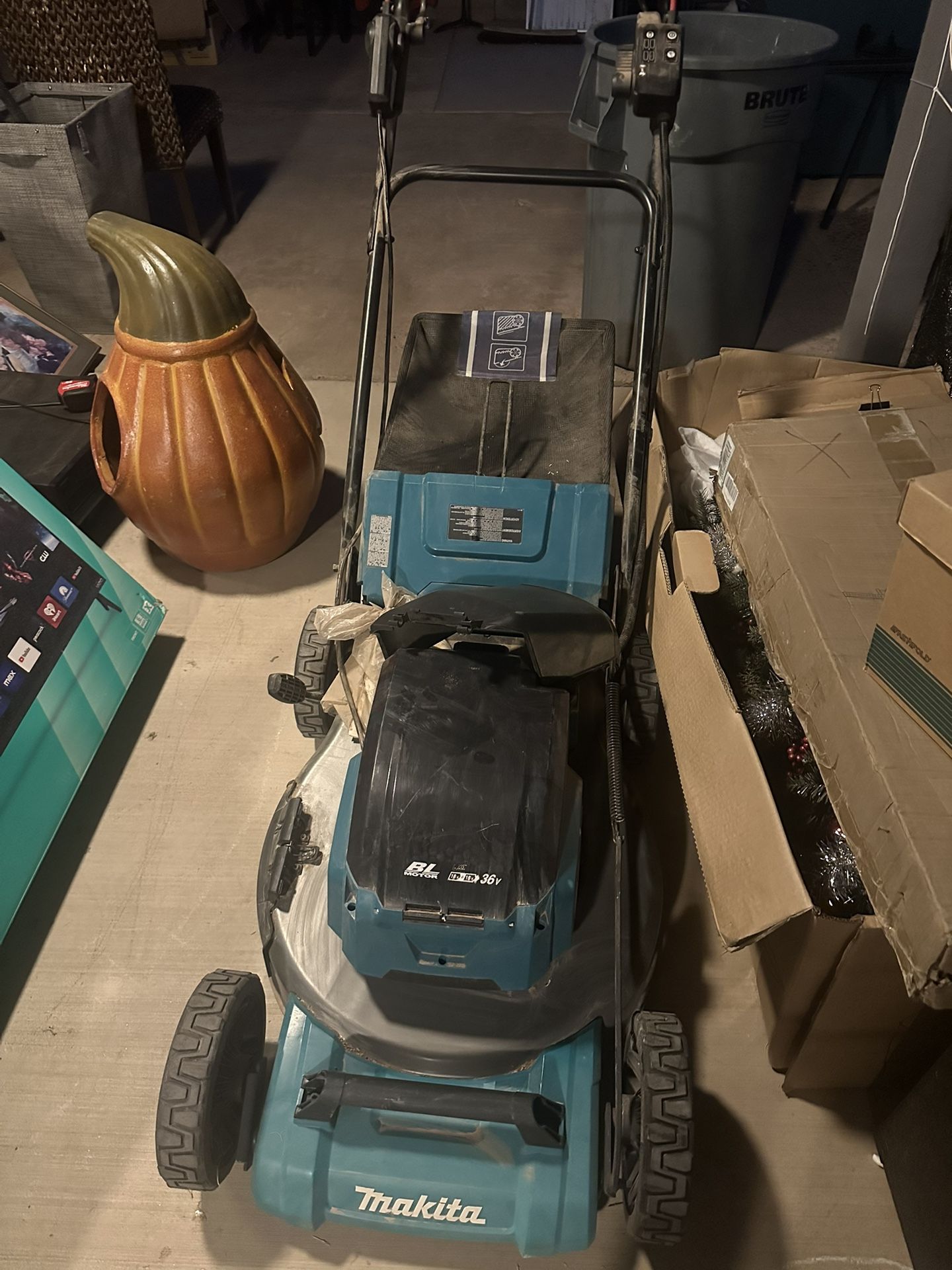 MAKITA LAWN MOWER NEW (NO BATTERY OR CHARGER INCLUDED)