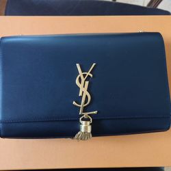 KATE MEDIUM TASSEL IN GRAIN DE POUDRE EMBOSSED LEATHER


