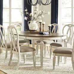 Realyn Chipped White Oval Dining Room Set

