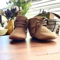 LUCKY BRAND Infant Moccasin - Crib Shoes Sz 4 - Double Row Fringe - Tan