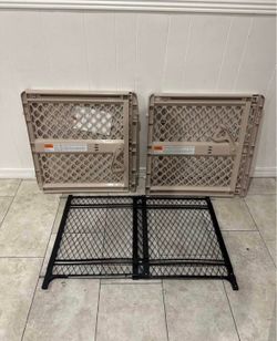 Pet Gate / Baby Gate - Fits Openings 26” - 42”