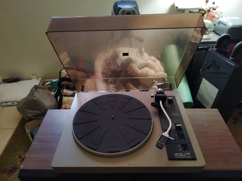 Vintage Lenco L133 Turntable And Two JVC Speakers