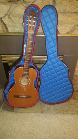 Art & Lutherie Ami Nylon Cedar Parlor Guitar for Sale in Gig Harbor, WA -  OfferUp