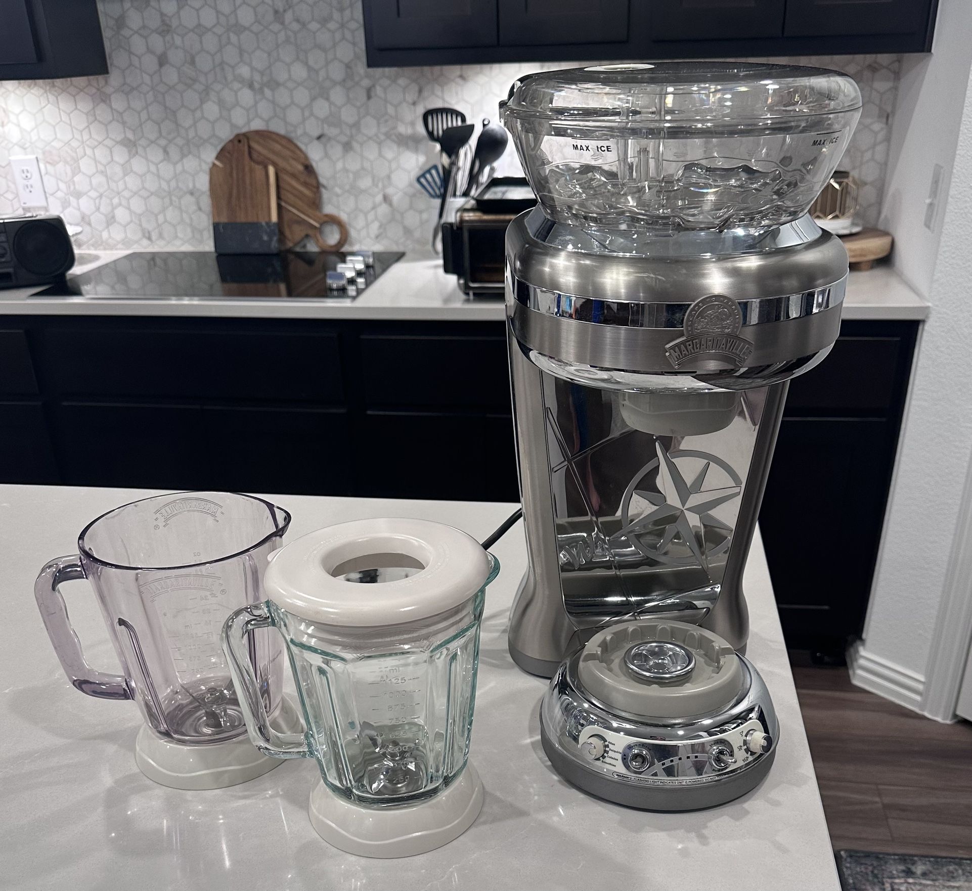 Margaritaville DM2000 Fiji Edition Frozen Concoction Maker w/Pitcher Blender Tested And Working