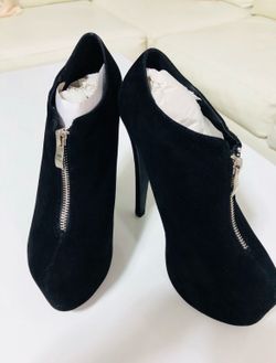 Black Velvet Shoes. Brand New. Size 7,5.