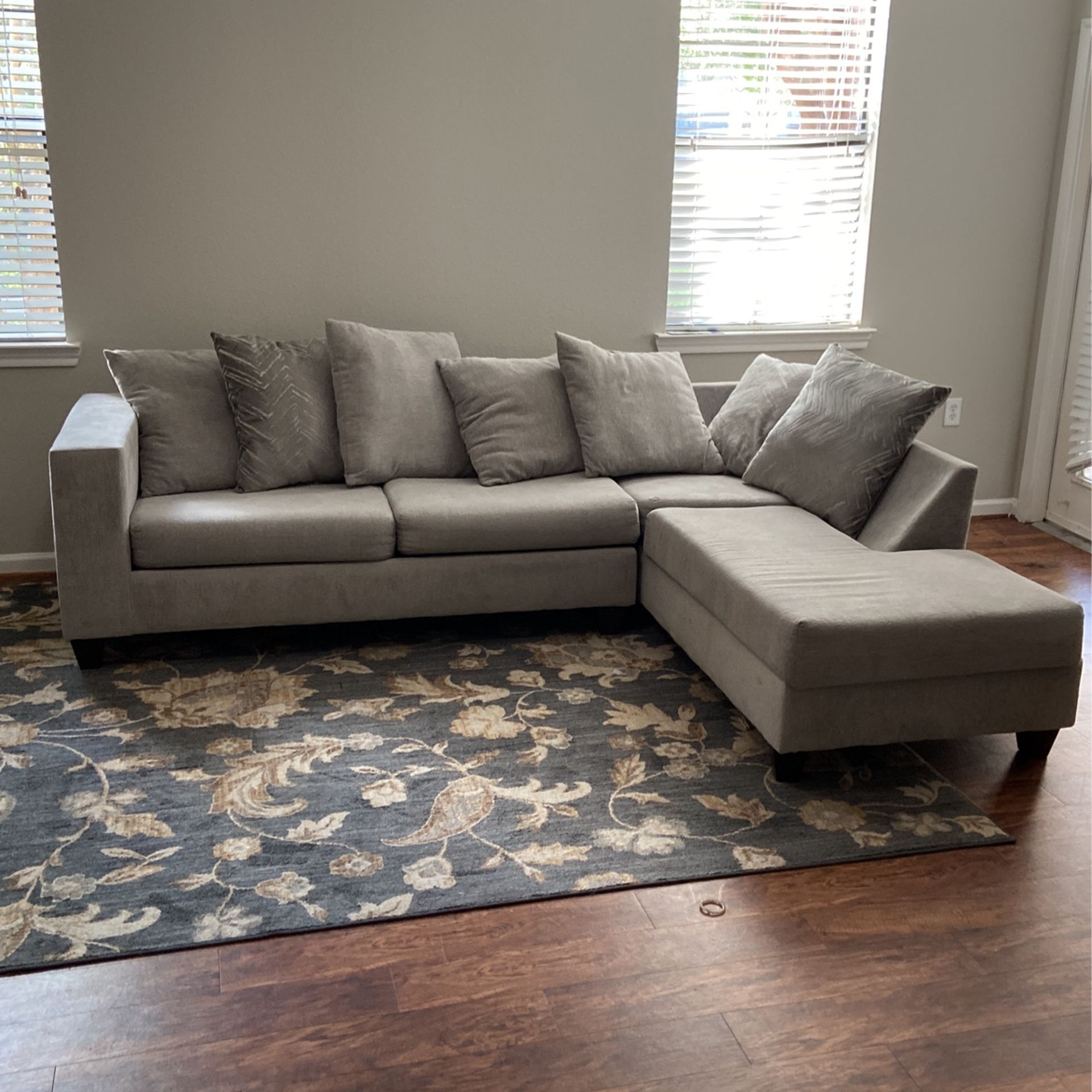 L Shaped Couch And Rug