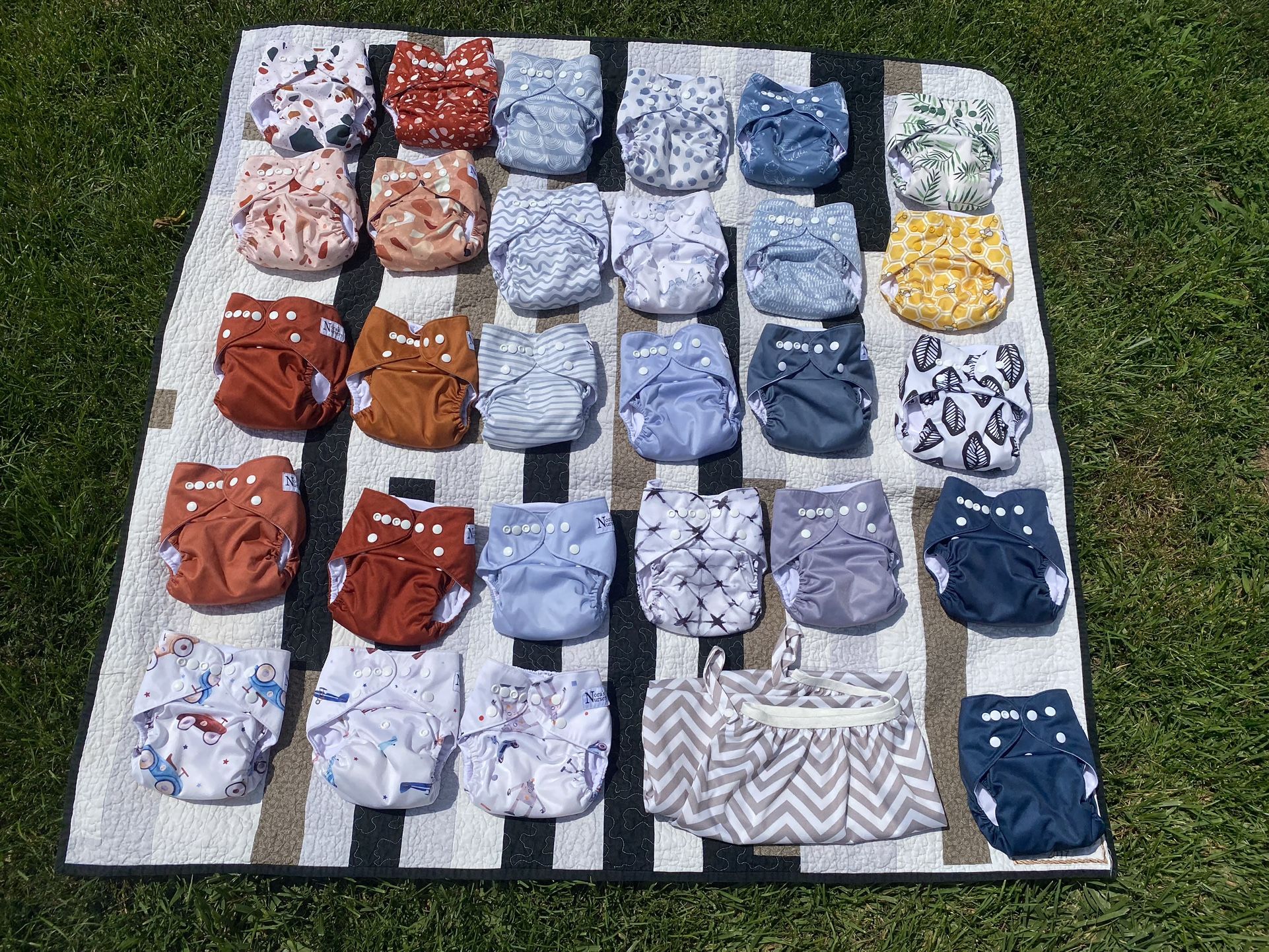 Lot Of 28 Cloth Diapers, Excellent Condition