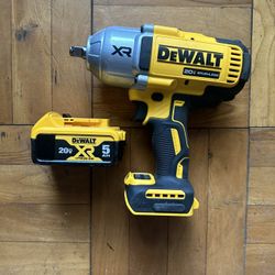 LIKE NEW Dewalt 1/2 impact driver