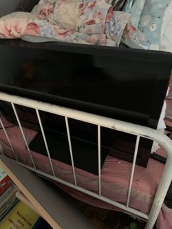 TWIN IRON ANTIQUE BED WITH IRON BOXSPRING