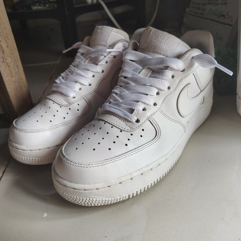 Men's White Nike Air Force 1 Size 9.5