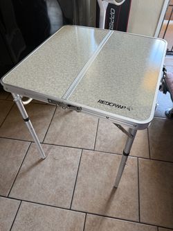 Folding table