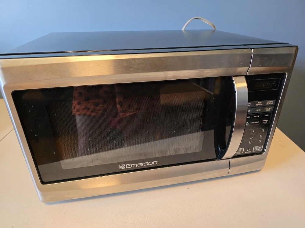 Emerson Microwave 1000w Near New