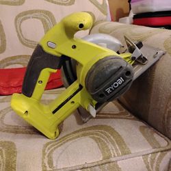 RYOBI ONE+ 18V Cordless 5 1/2 in. Circular Saw (PCL500)