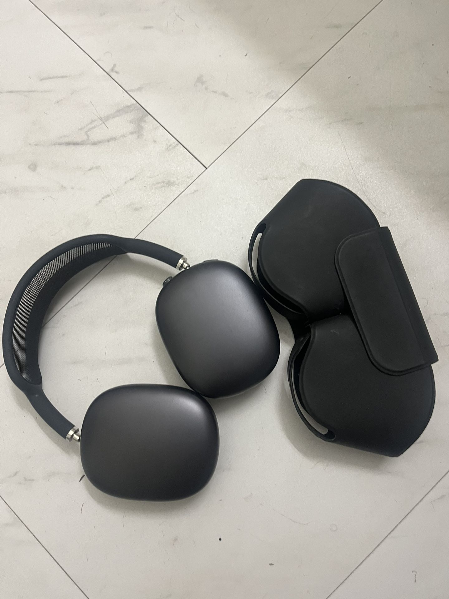 Apple AirPods Max (Space Gray) – Excellent Condition