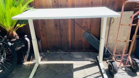Sit to stand auto table