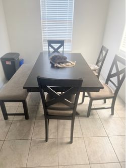Family dinner table (has an extender)