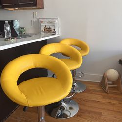 Adjustable yellow barstools