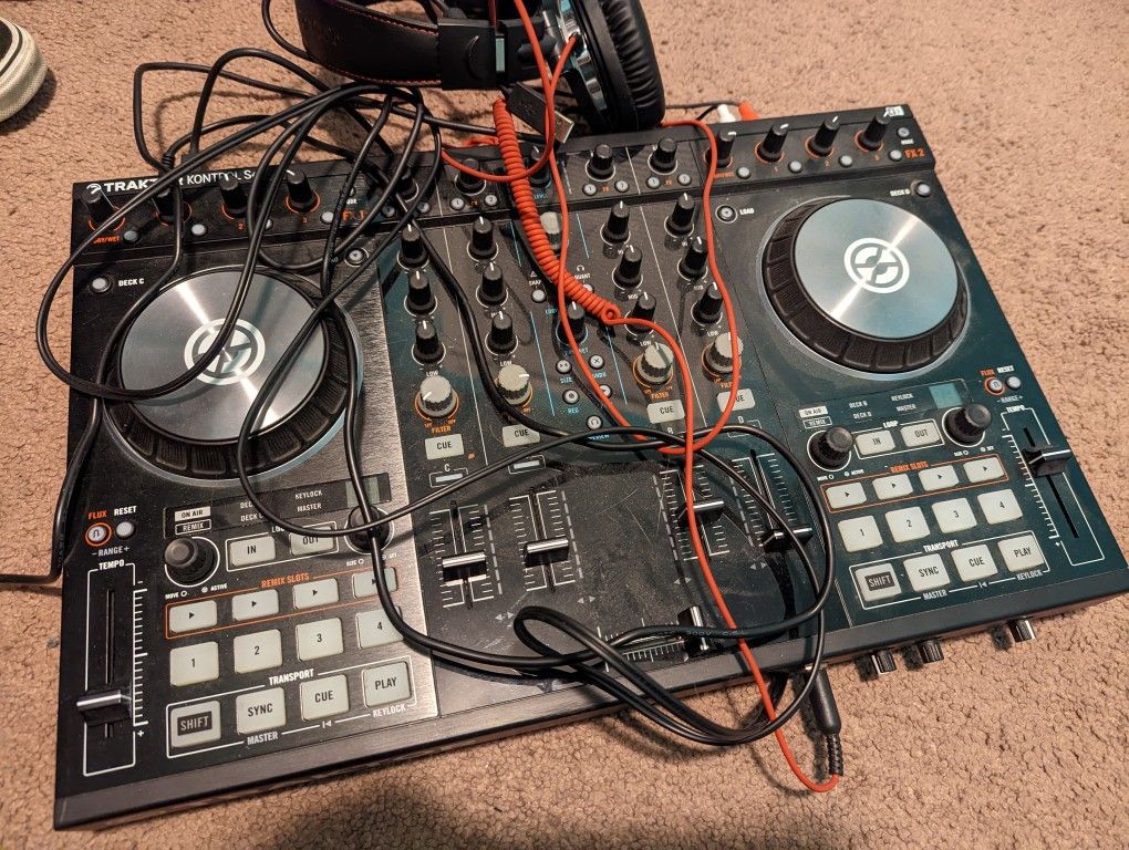 Native Instruments Traktor Kontrol S4 With Headphones